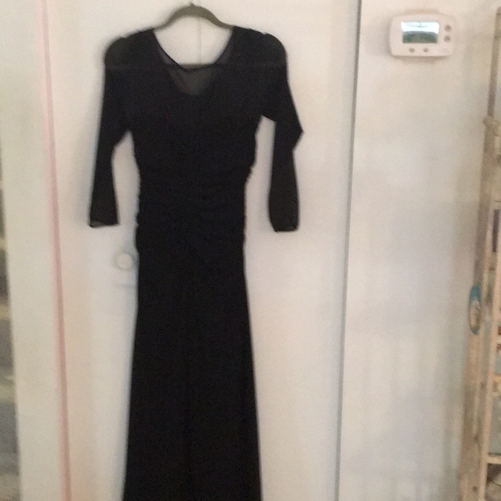 Laundry by Shelli Segal. Black long evening dress. Size 6